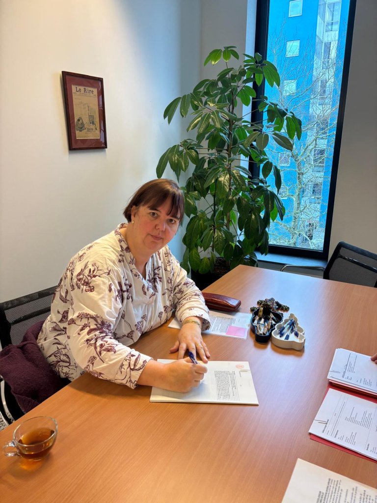 Karin Aarden ondertekent de nieuwe statuten